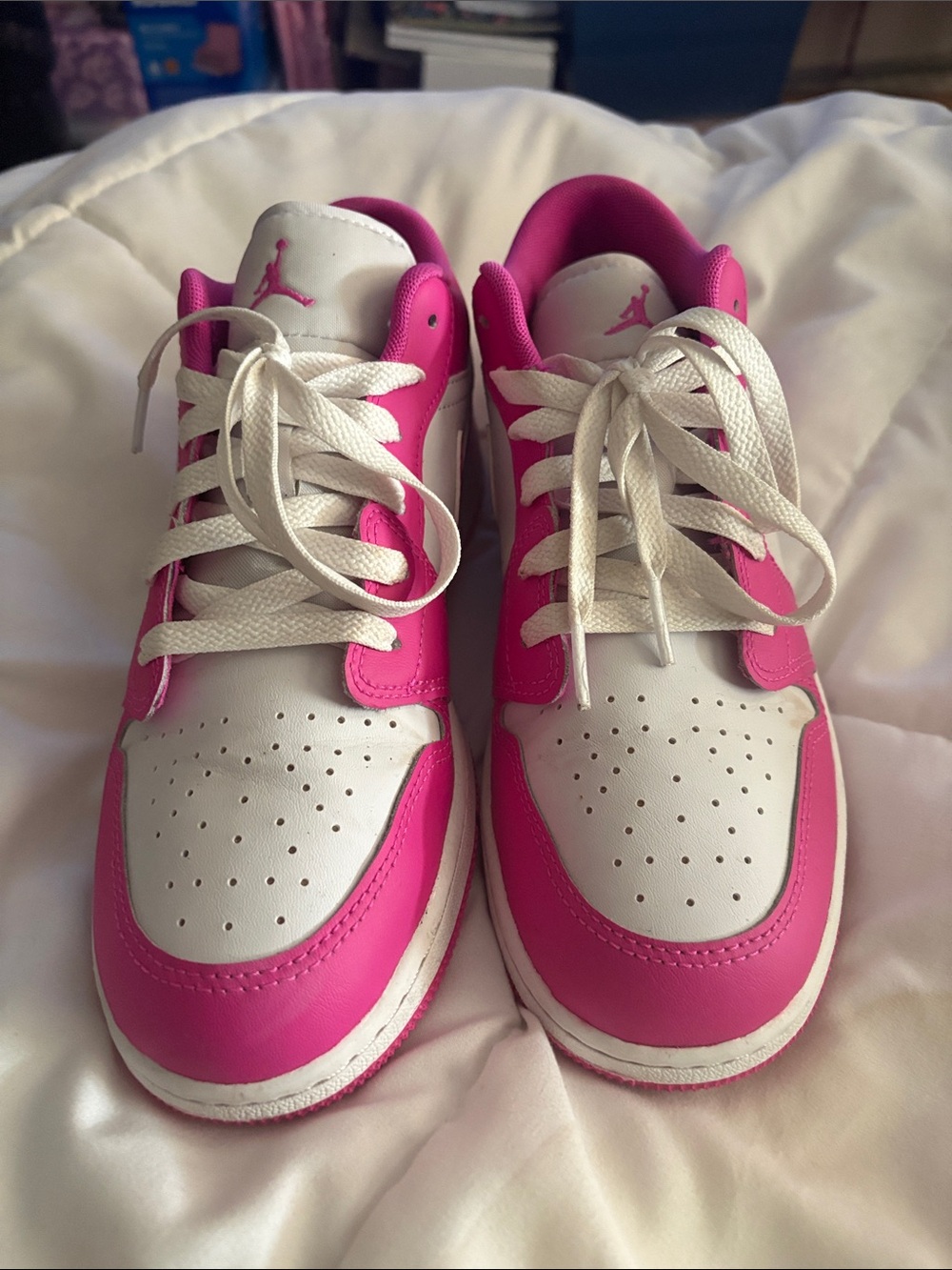 Size 7 y (women’s 9) White and Hot Pink Basketball Sneakers - Nike Jordan dunks
